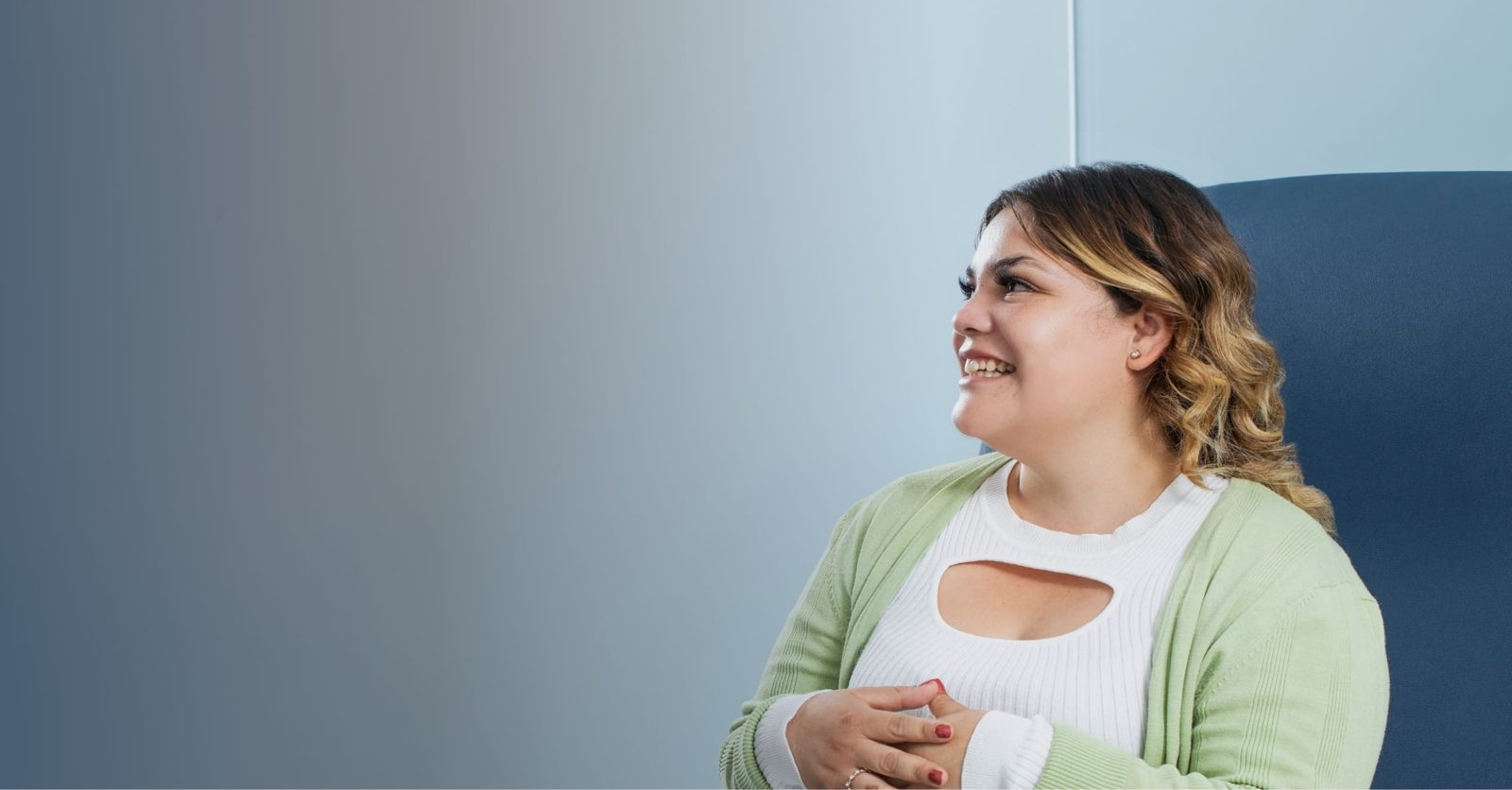 Surgeon consulting with a patient at the Obesity Control Center