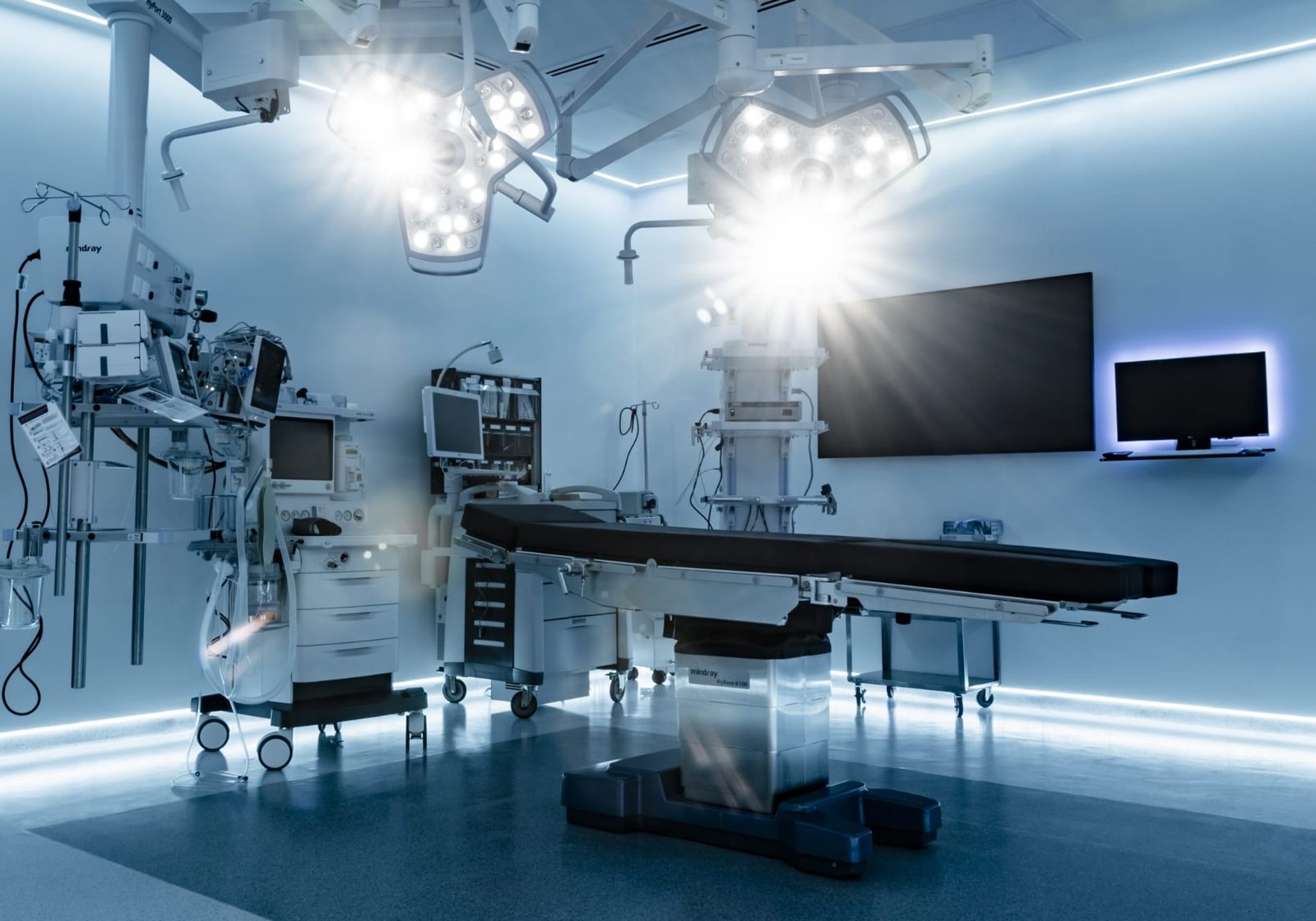 Modern operating suite with surgical lighting at Hospital Cyntar, Tijuana